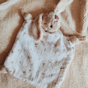 Joe, lapin grandes oreilles couronne de fleurs